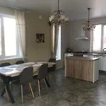 будинок біля джерела