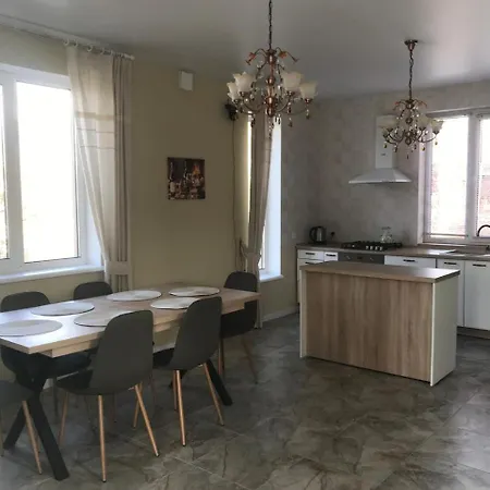 будинок біля джерела